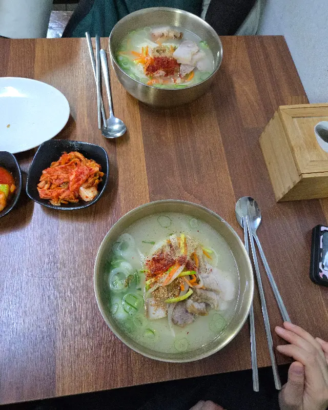 테이블 위에 놓인 고기국수