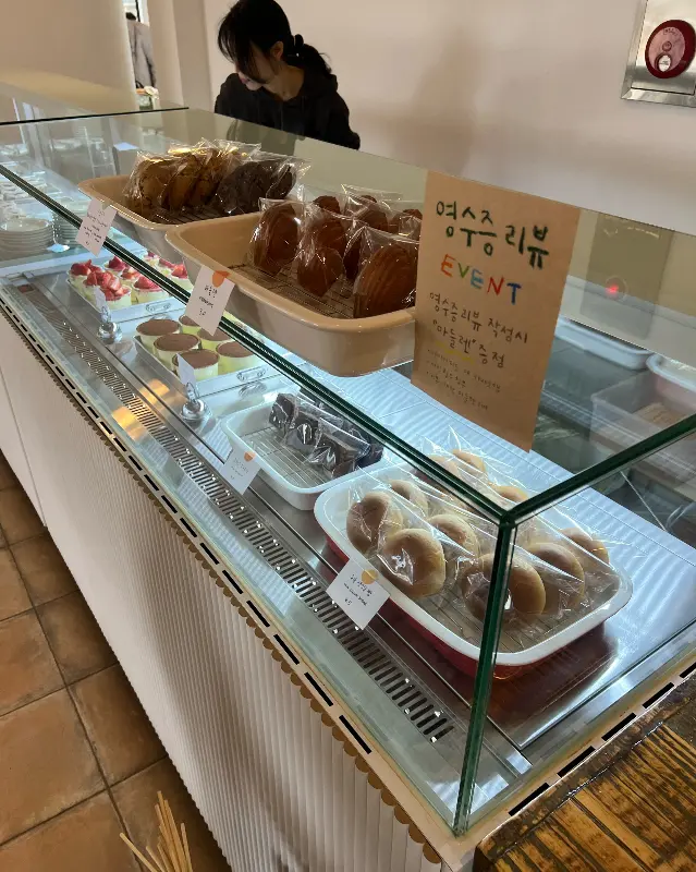 쇼케이스 안에 다양한 디저트가 진열되어 있다.