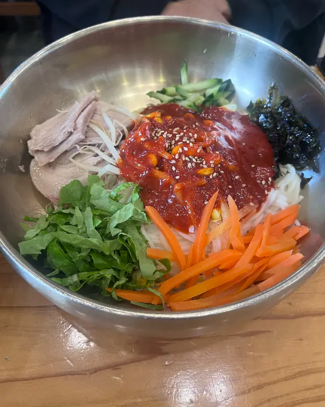 매콤한 양념이 돋보이는 비빔국수