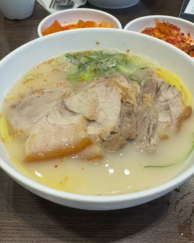 푸짐한 고기 고명이 올라간 고기국수