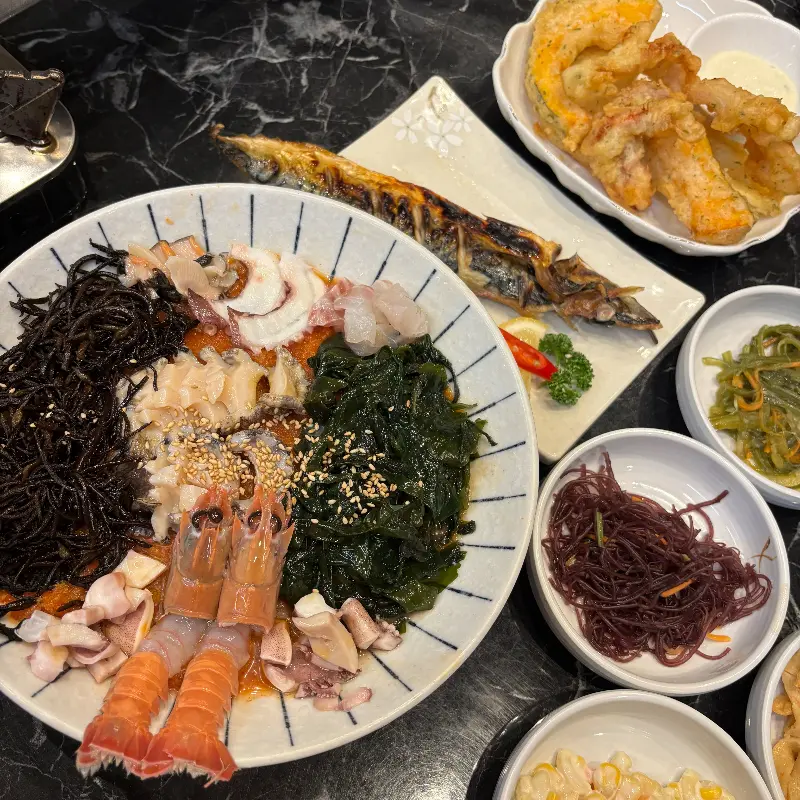 딱새우, 해삼, 톳 등이 푸짐하게 담긴 해산물 모듬