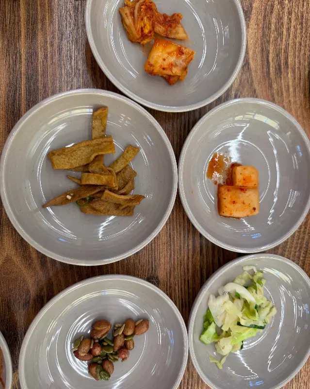 정갈하게 담겨 나온 밑반찬들