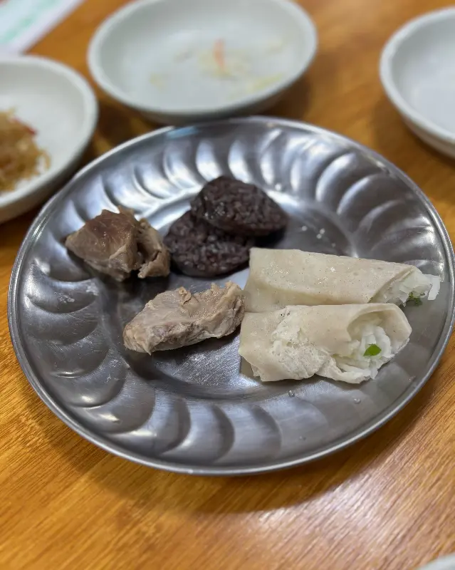 돔베고기, 순대, 빙떡이 담긴 접시