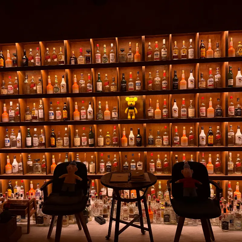 다양한 술병이 진열된 бар 내부
