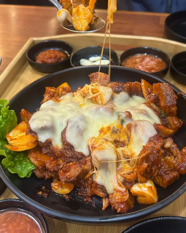 테이블 위에 술과 컵이 놓여 있다.