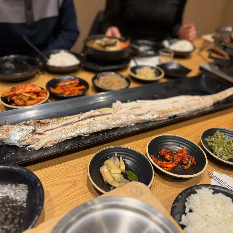 깔끔하고 넓은 매장 내부