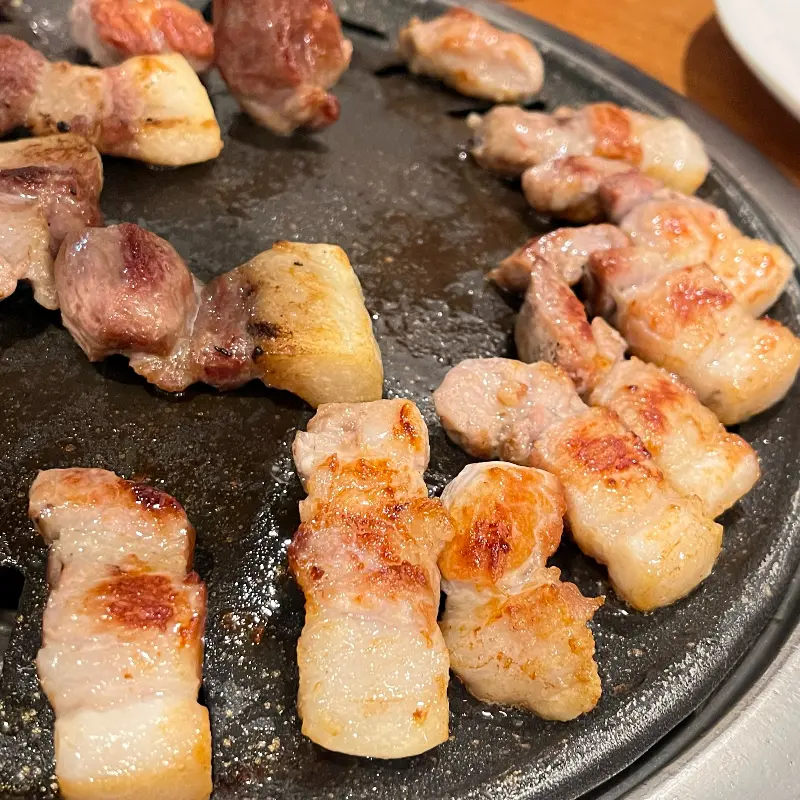 돌판에 구워진 흑돼지