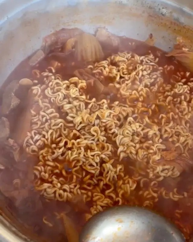 흑돼지가 듬뿍 들어간 김치찌개의 모습