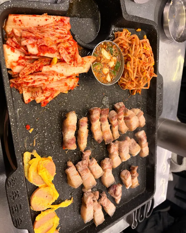 흑돼지 오겹살과 볶음 김치, 콩나물의 조화