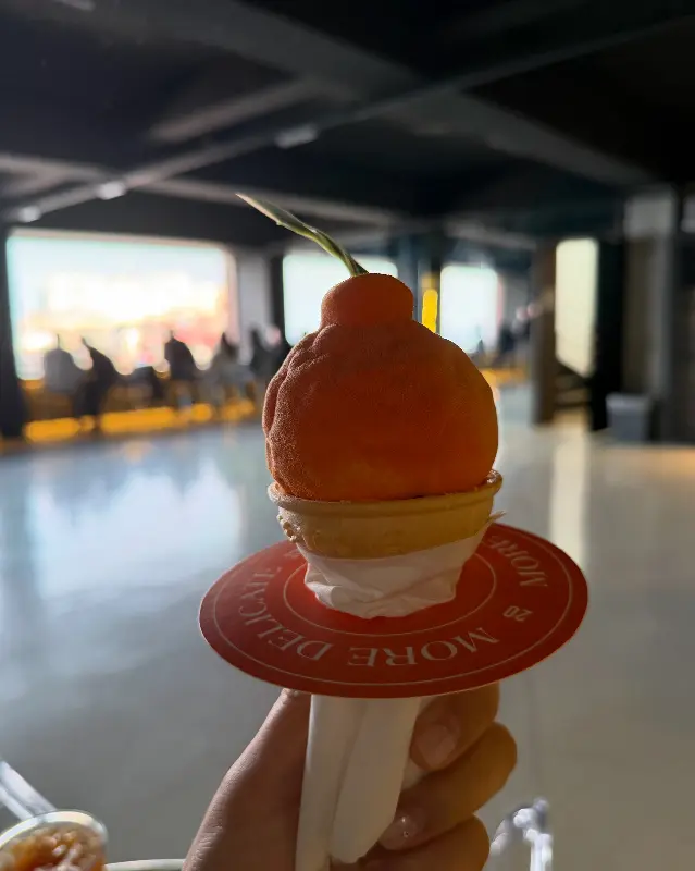 실내에서 찍은 한라봉 아이스크림 사진