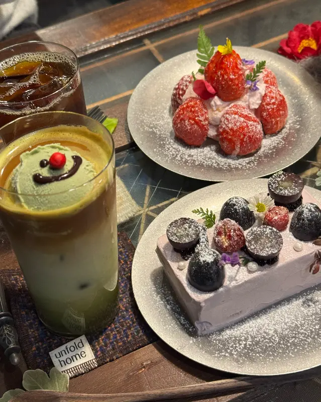 딸기 티라미수와 필터 커피