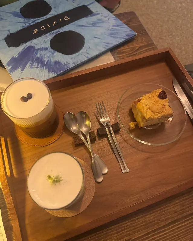 쟁반 위에 놓인 라떼와 디저트