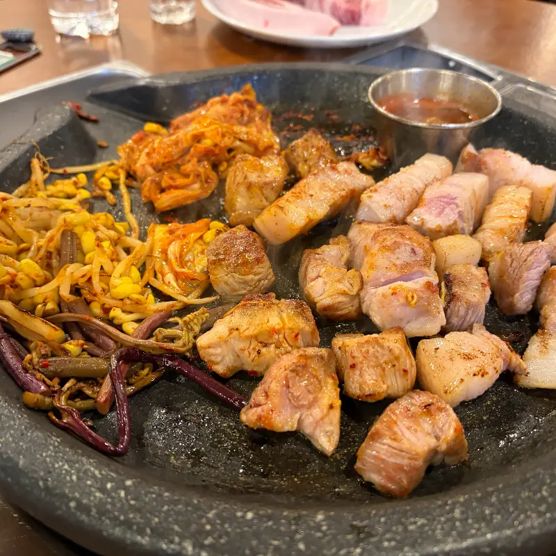 돌판 위에 구워진 흑돼지 오겹살