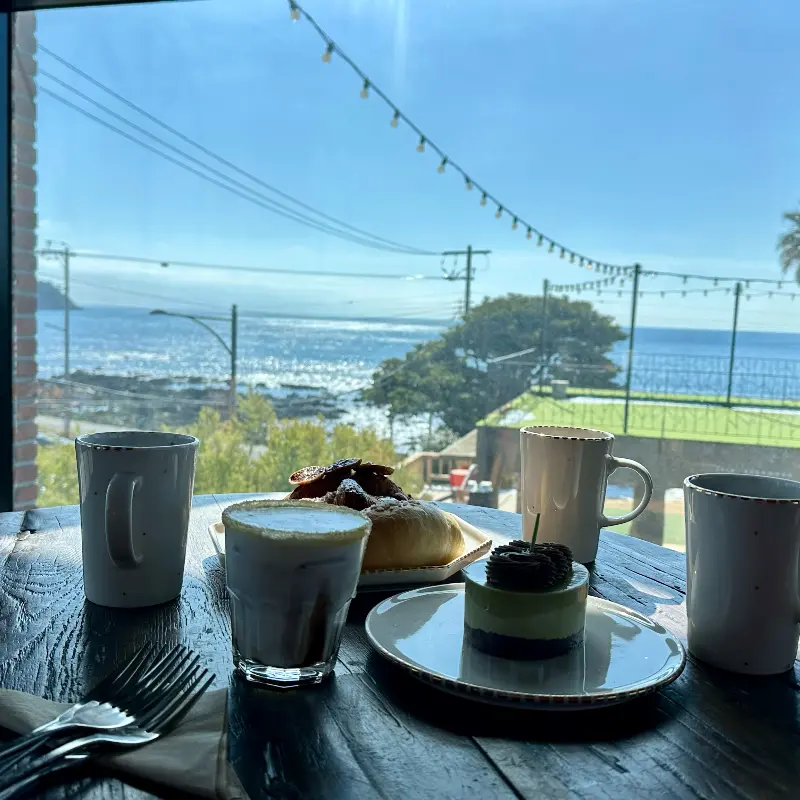 테이블 위에 놓인 음료와 디저트