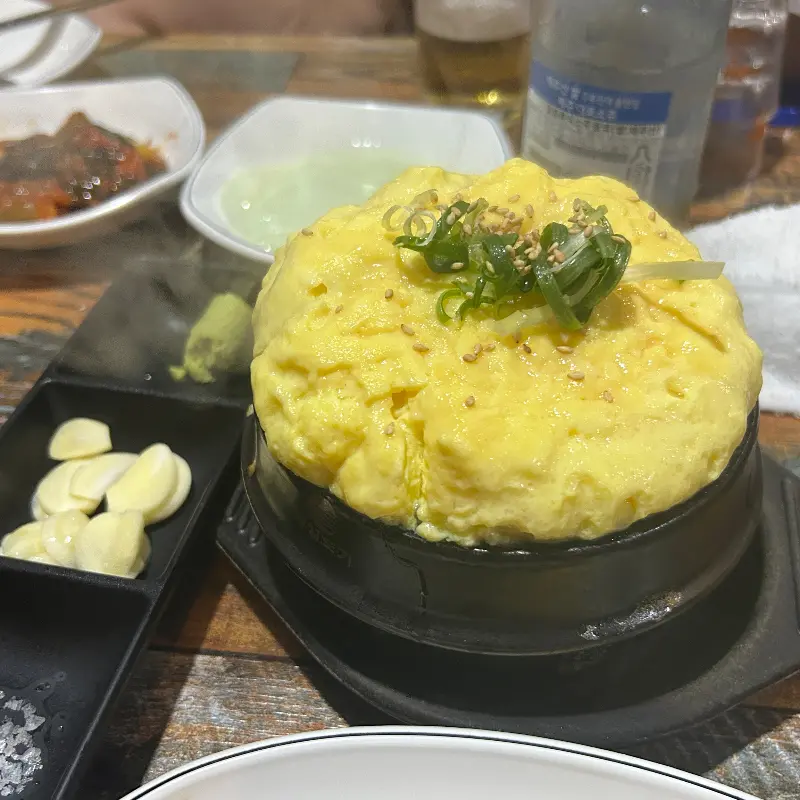 흑돼지와 함께 구워져 나오는 김치의 모습