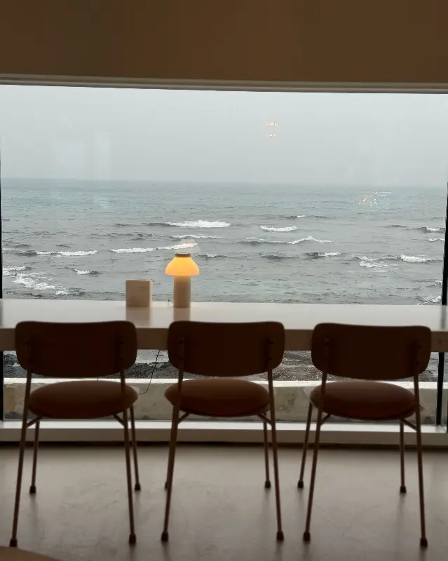 바다를 배경으로 한 테이블