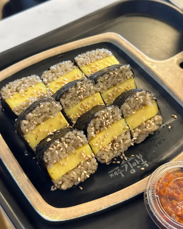 전복김밥의 클로즈업 사진