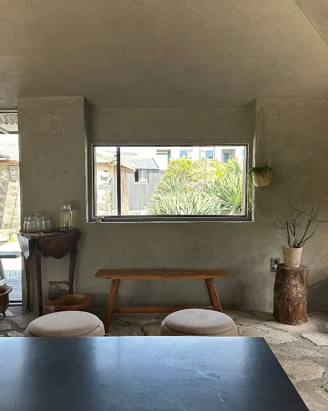 창밖 풍경이 보이는 카페 내부