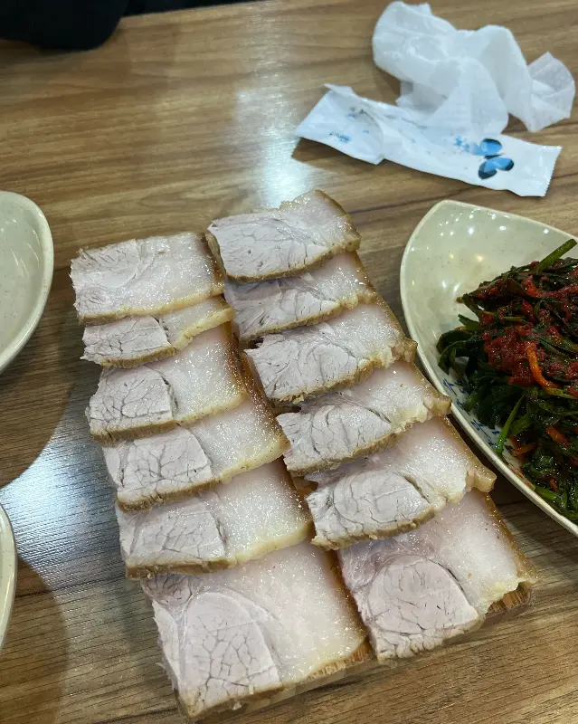 두툼하게 썰린 돔베고기가 가지런히 놓여 있는 모습