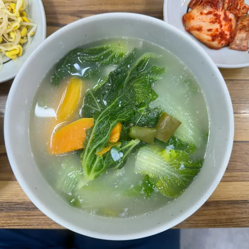 푸짐한 채소가 들어간 갈치국