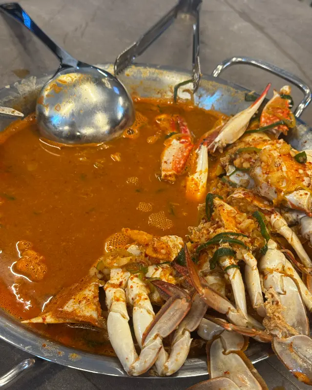 꽃게탕을 덜어먹기 좋게 준비된 도구들