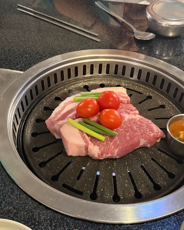 불판 위에서 구워지기 전의 오겹살