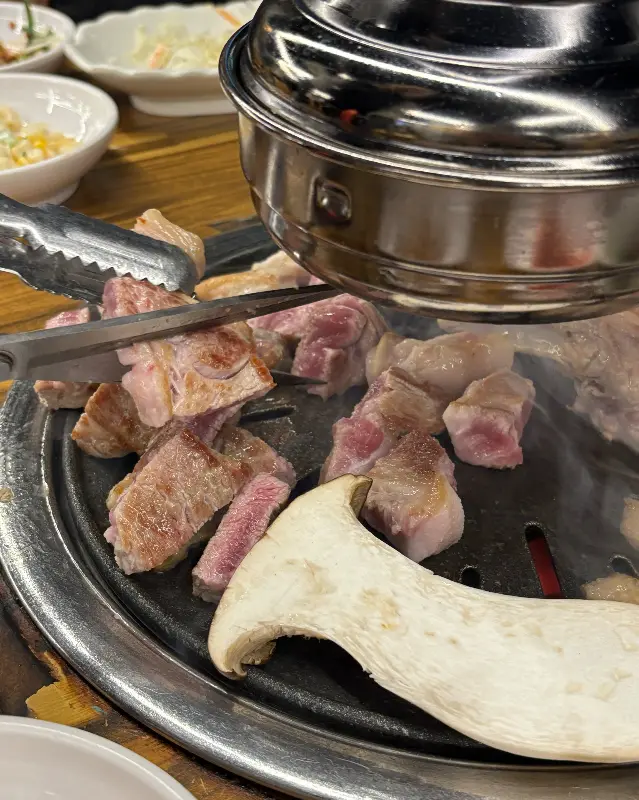 잘 익은 흑돼지 오겹살