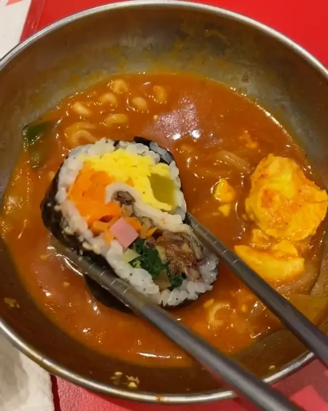 떡볶이 국물에 푹 찍어 먹는 고사리 김밥