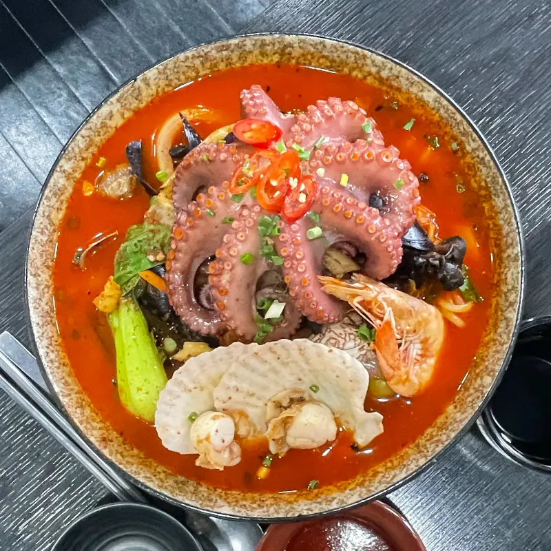 싱싱한 해산물이 가득한 짬뽕