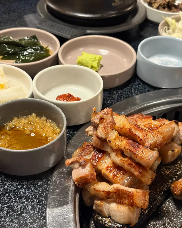 고기를 불판 위에 올려놓은 모습