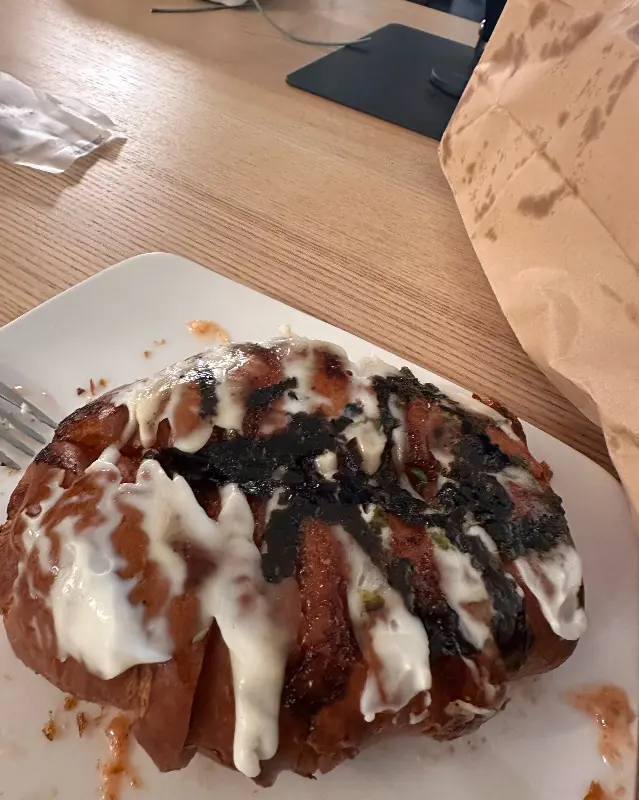 접시에 담긴 명란소금빵