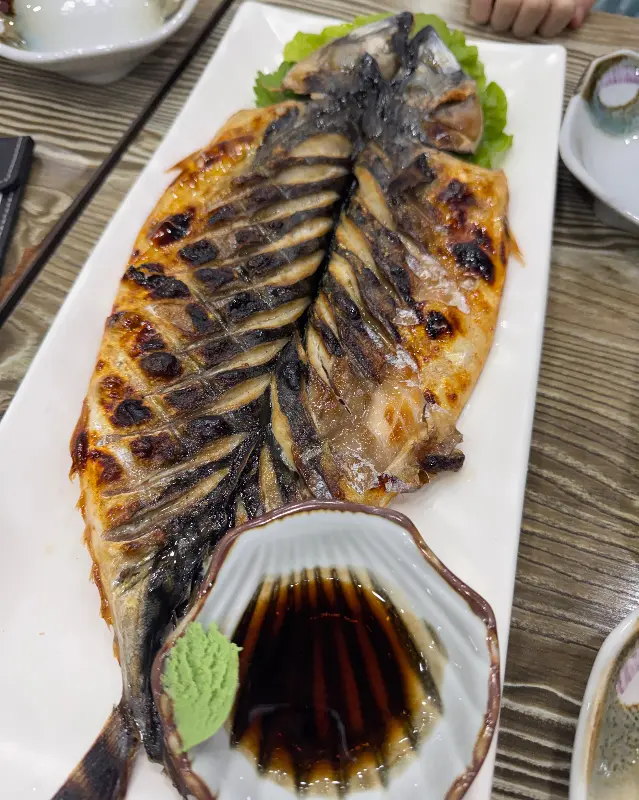 노릇하게 구워진 고등어 구이