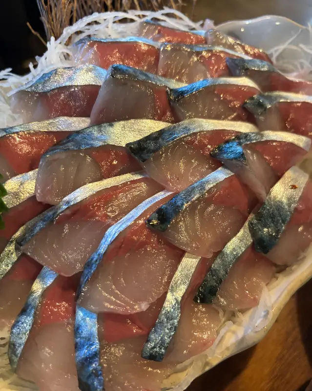 윤기가 흐르는 고등어회