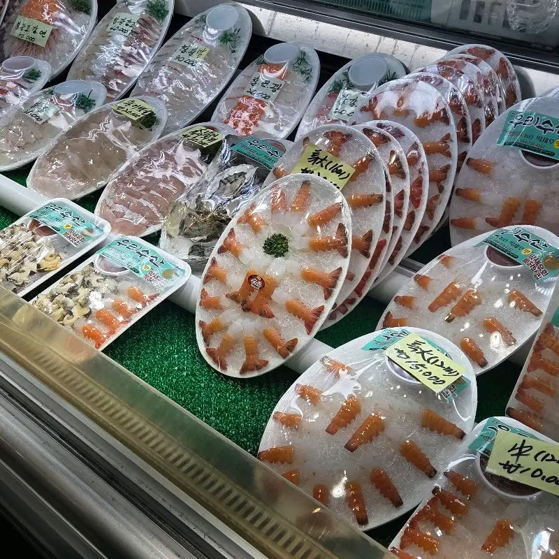 신선한 해산물이 가득한 쇼케이스