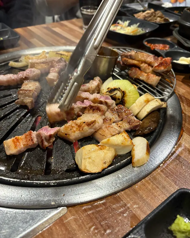 오겹살이 구워지는 모습