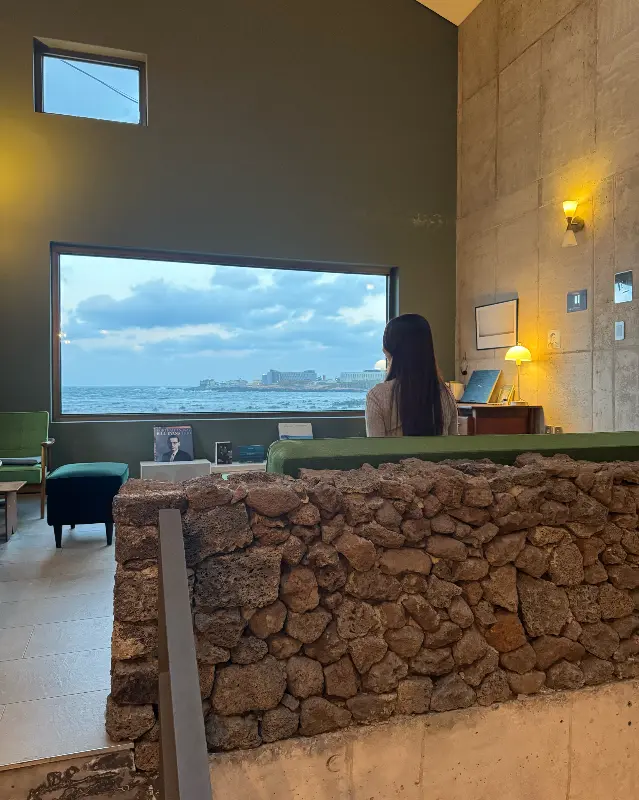 2층에서 바라본 바다 풍경