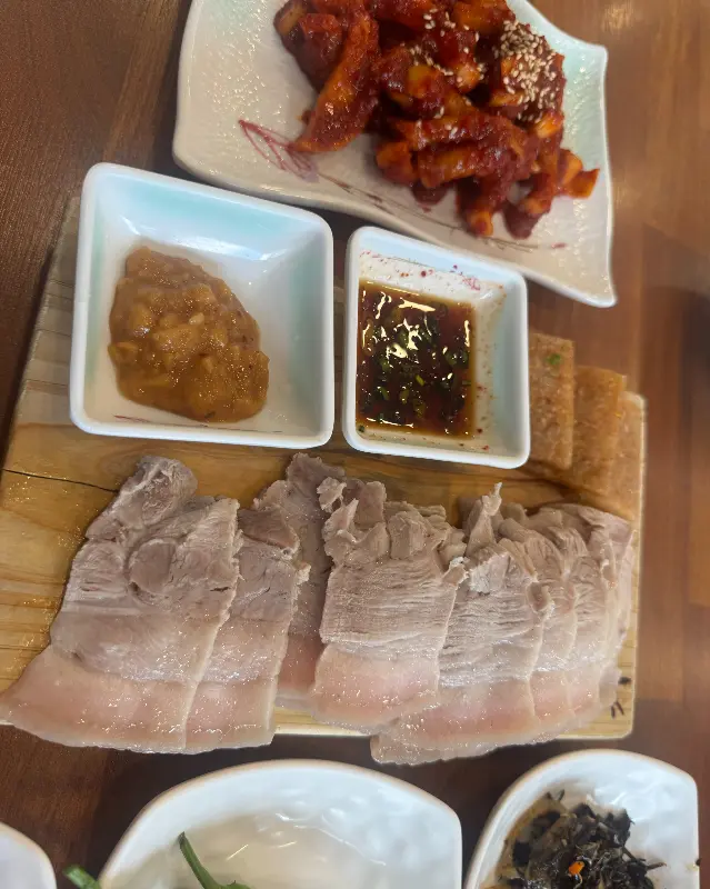 돔베고기와 곁들임 메뉴