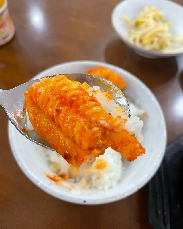 밥 위에 갈치조림 한 점