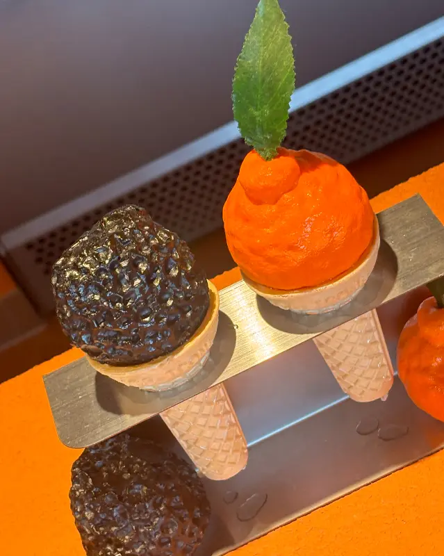 휴즐리의 대표 메뉴인 한라봉 아이스크림과 현무암 아이스크림