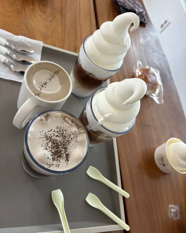 쟁반 위에 다양한 음료와 디저트가 놓여 있다.