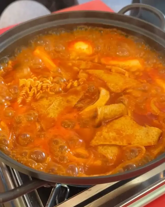보글보글 끓는 떡볶이