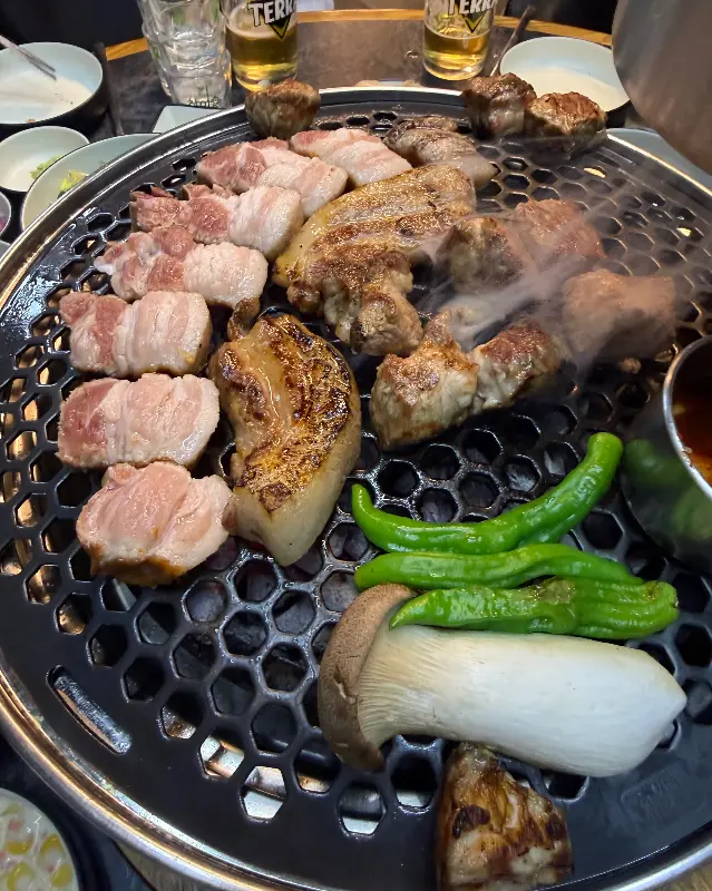 숯불 위에 올려진 흑돼지와 버섯, 꽈리고추