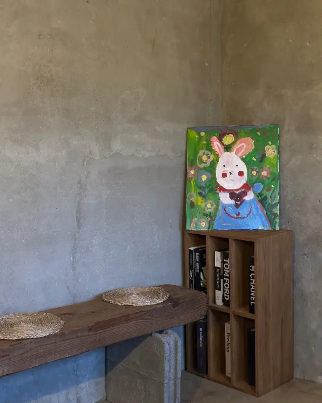 익살스러운 토끼 그림이 걸려있는 벽면