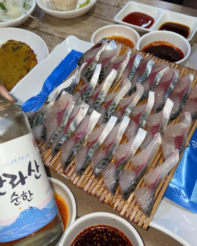 고등어회와 한라산 소주