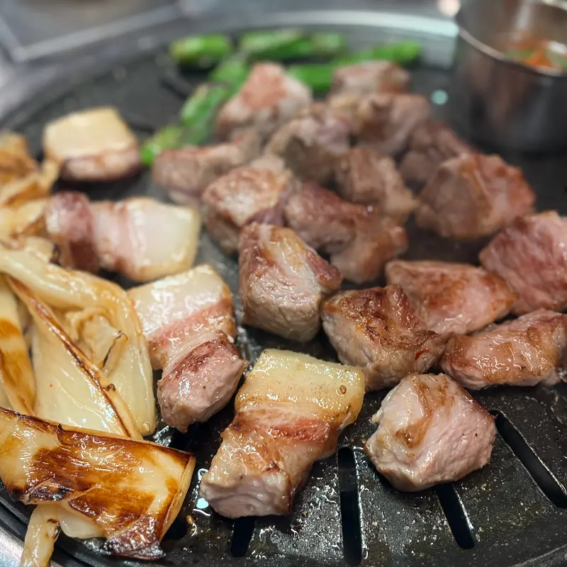 숯불 위에서 구워지는 흑돼지