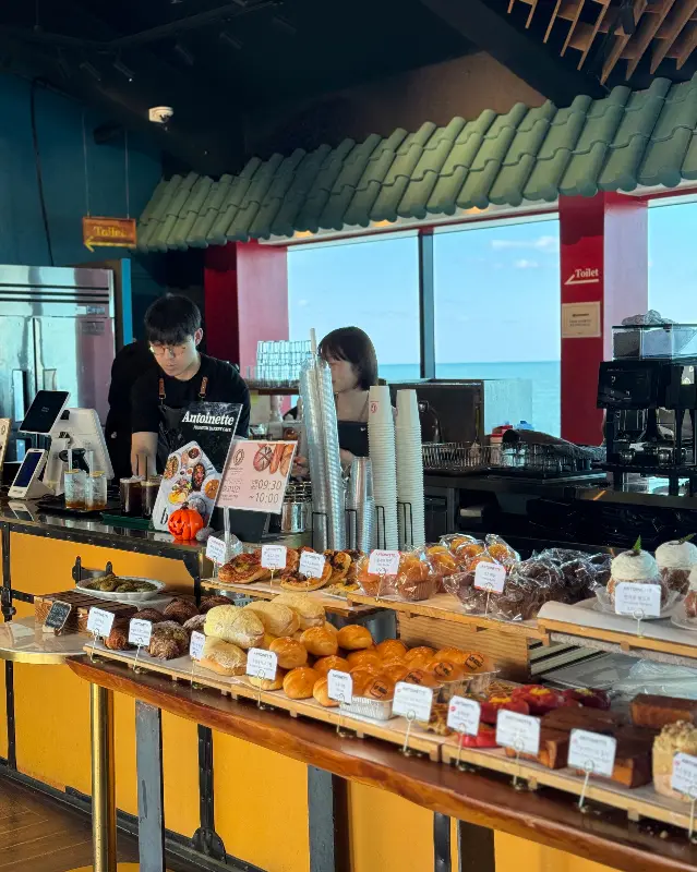 앙뚜아네트 내부 베이커리 진열대