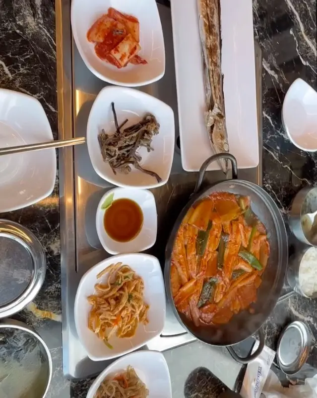 갈치조림과 다양한 밑반찬이 한 상 가득 차려진 모습