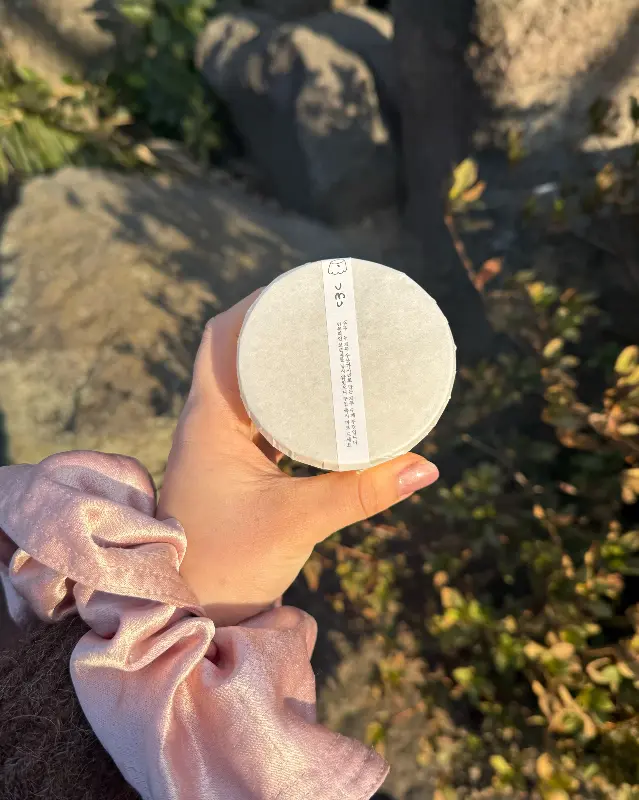 우무 푸딩을 들고 있는 손