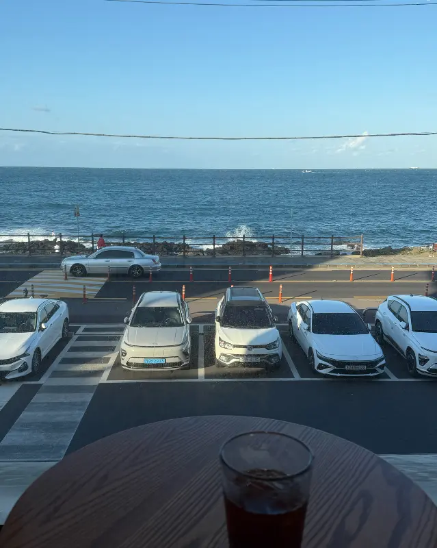 매장 내부에서 보이는 바다 풍경