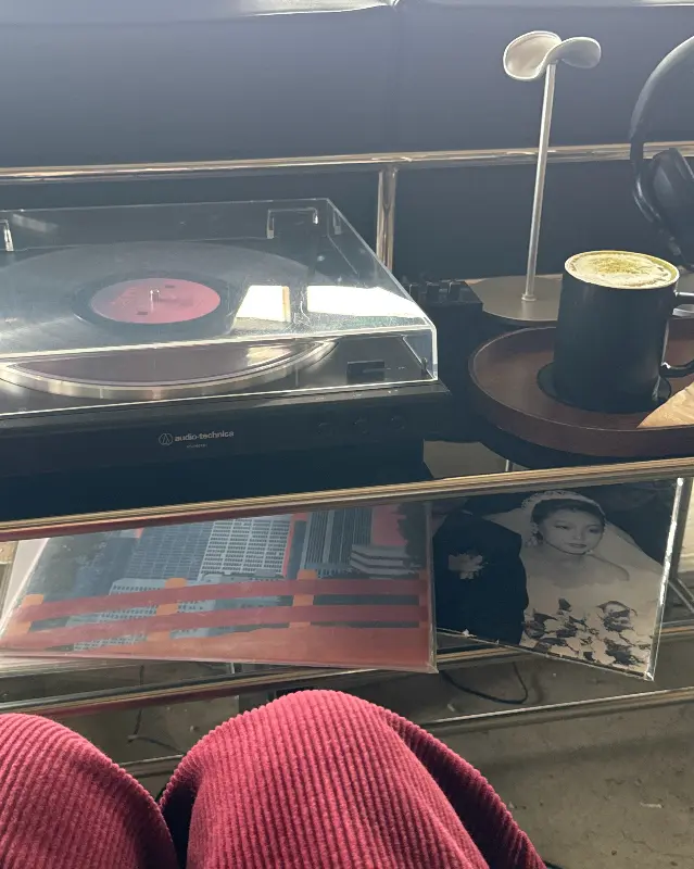 제주 말차라떼와 턴테이블